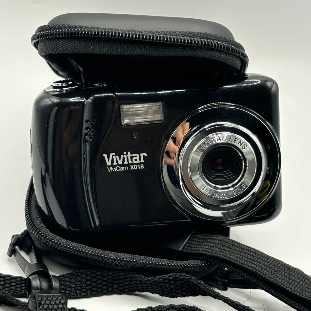 Vivitar ViviCam X018 digital camera PARTS ONLY Case Included Gifts Projects Gags